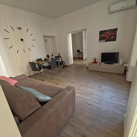 Miriam's House In Center, Free Parking Car Min 3 Days Only In July And August